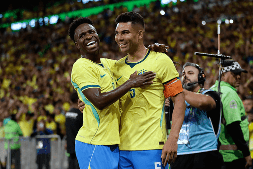 Cầu thủ Vinicius Jr và Casemiro của Brazil ăn mừng bàn thắng trên sân cỏ.