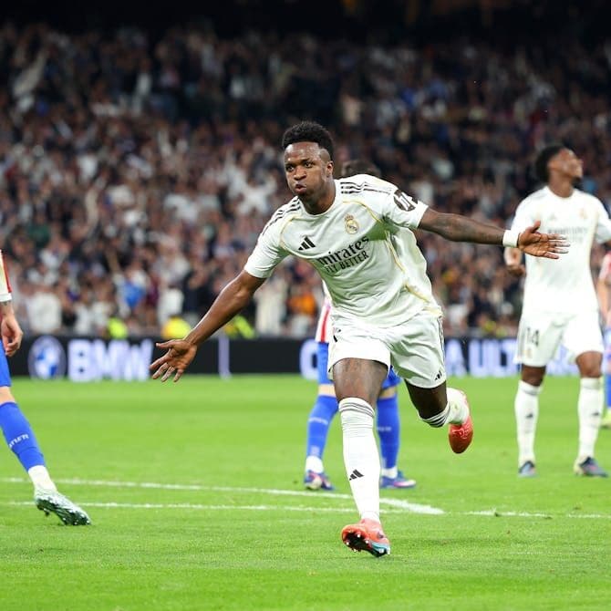Cầu thủ Vinicius Junior của Real Madrid ăn mừng bàn thắng trong trận derby Madrid, thể hiện tinh thần chiến thắng và bản lĩnh của đội bóng.