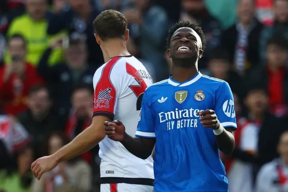 Cầu thủ Vinicius Junior của Real Madrid thể hiện sự thất vọng trong trận hòa 0-0 với Rayo Vallecano.