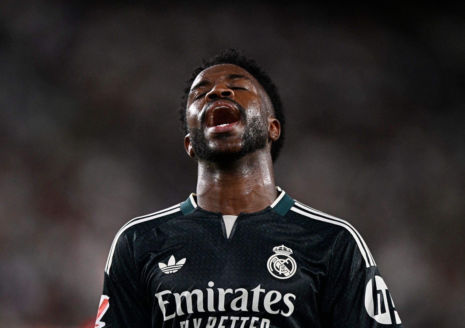 Cầu thủ Vinicius Junior của Real Madrid thể hiện sự tập trung và quyết tâm trong trận đấu đầy kịch tính.