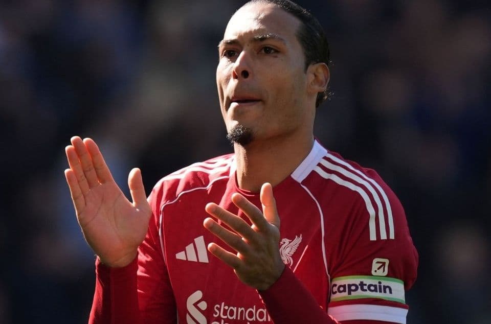 Cầu thủ Virgil van Dijk của Liverpool vỗ tay trên sân, thể hiện cảm xúc và áp lực trong những vòng đấu cuối cùng của mùa giải