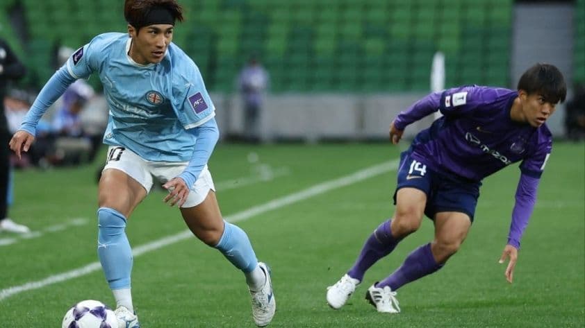 Cầu thủ Vissel Kobe và Melbourne City tranh bóng trong trận đấu AFC Champions League.