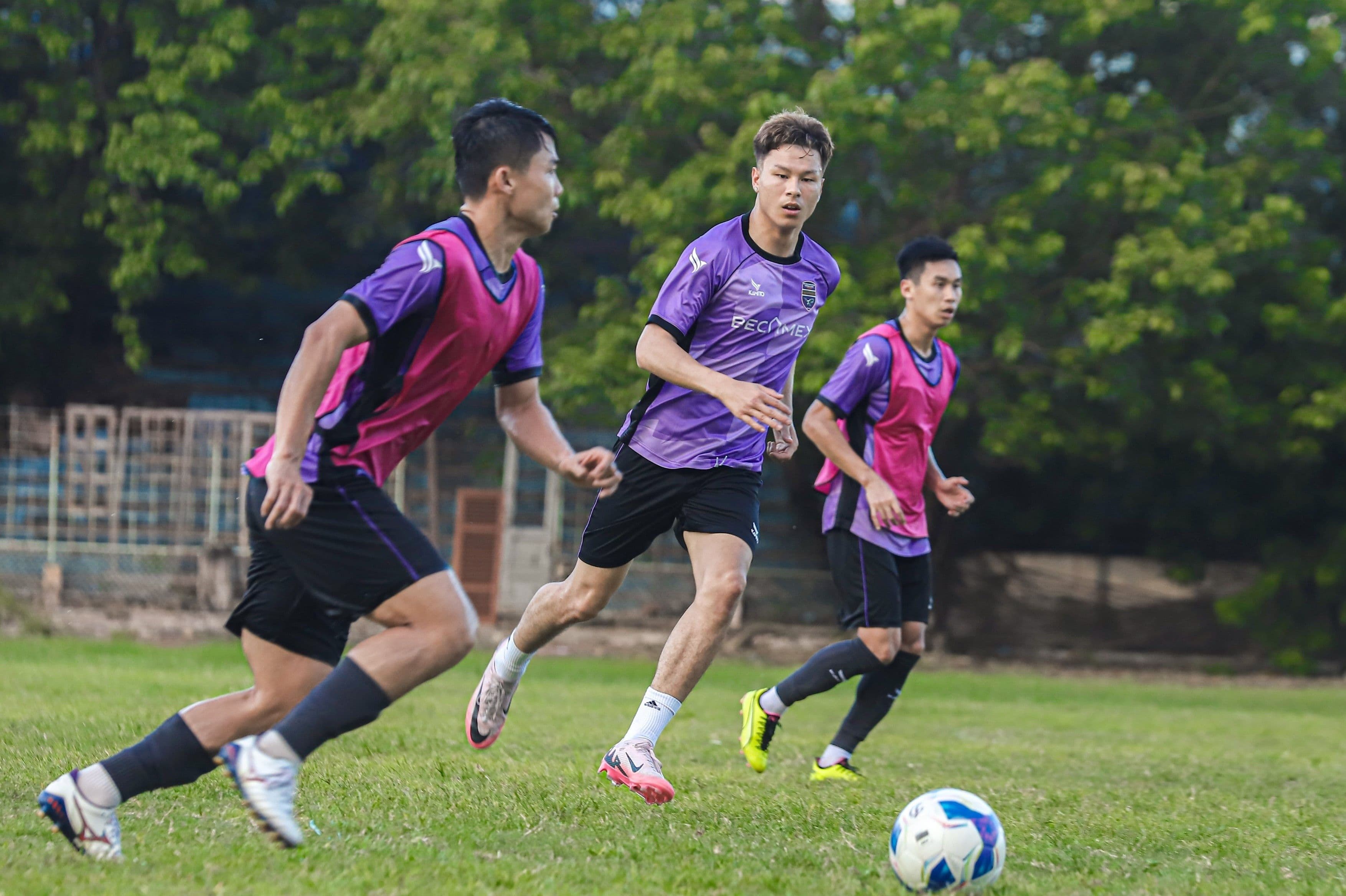 Cầu thủ Việt kiều Tony Phạm Phong và đồng đội tập luyện trên sân cỏ