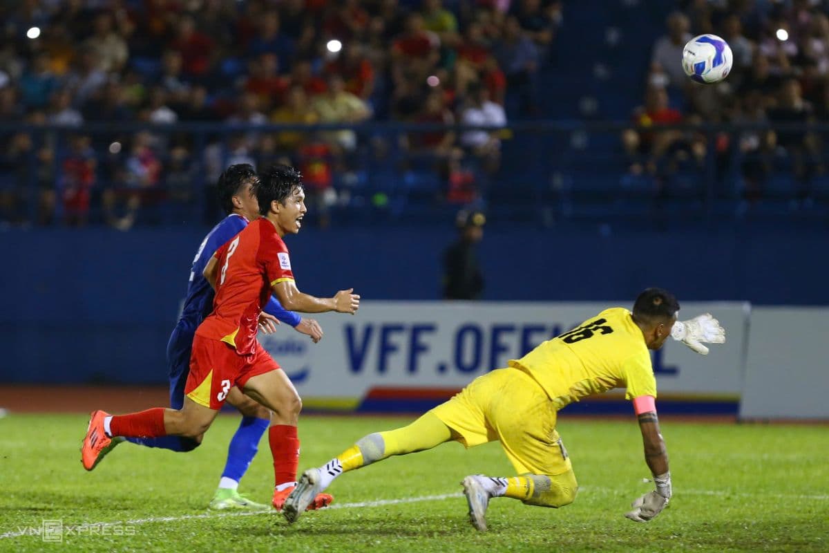 Cầu thủ Việt Nam dứt điểm trước khung thành được canh giữ kiên cường của Nepal.