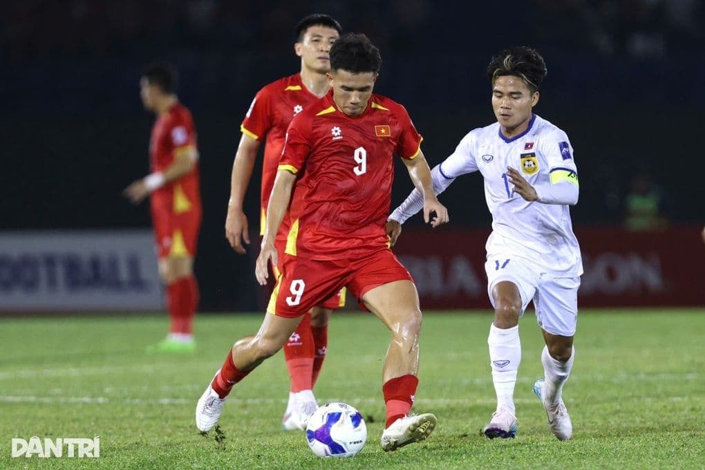 Cầu thủ Việt Nam nỗ lực tấn công, thử nghiệm chiến thuật mới để phá vỡ hàng phòng ngự đối phương.