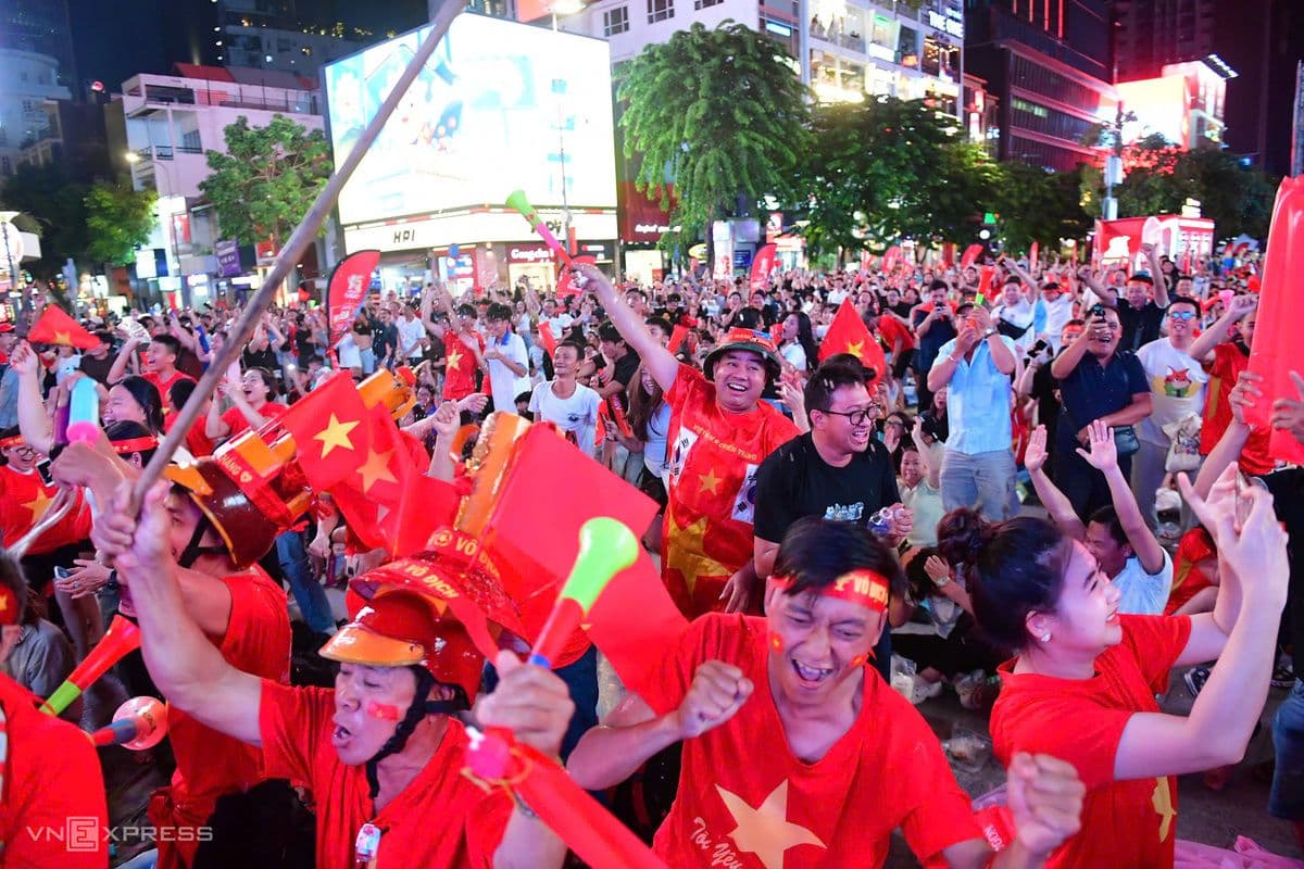 Cầu thủ Việt Nam ăn mừng bàn thắng, thể hiện sức mạnh và tinh thần chiến thắng của 'Rồng Vàng'.