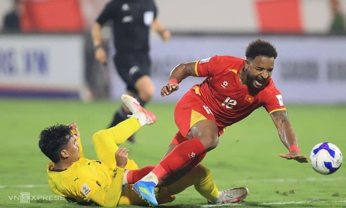 Cầu thủ Việt Nam Nguyễn Xuân Son bị phạm lỗi trong trận đấu với Malaysia, minh họa cho thực trạng và thách thức của bóng đá Malaysia.