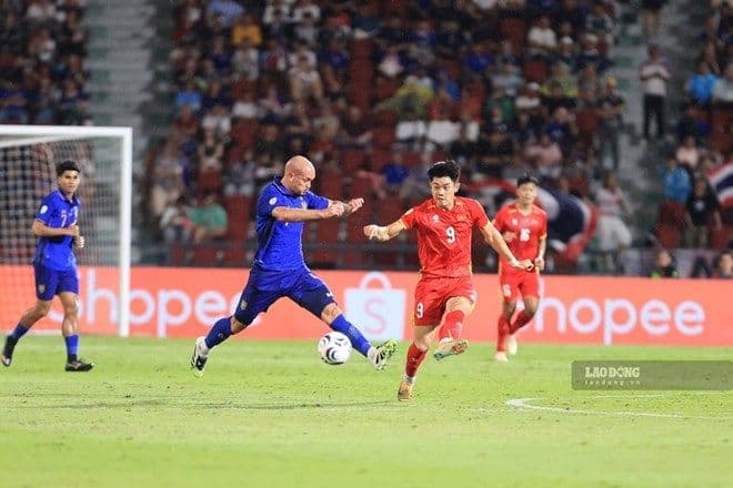 Cầu thủ Việt Nam số 9 và cầu thủ Thái Lan tranh chấp bóng quyết liệt trong trận chung kết ASEAN Cup 2026, thể hiện tinh thần thi đấu cao