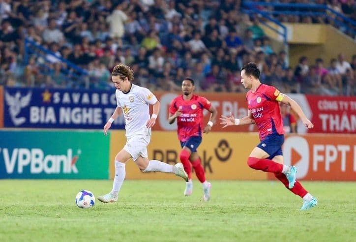 Cầu thủ Việt Nam thi đấu trên sân, thể hiện nỗ lực và cơ hội học hỏi tại AFC Champions League.