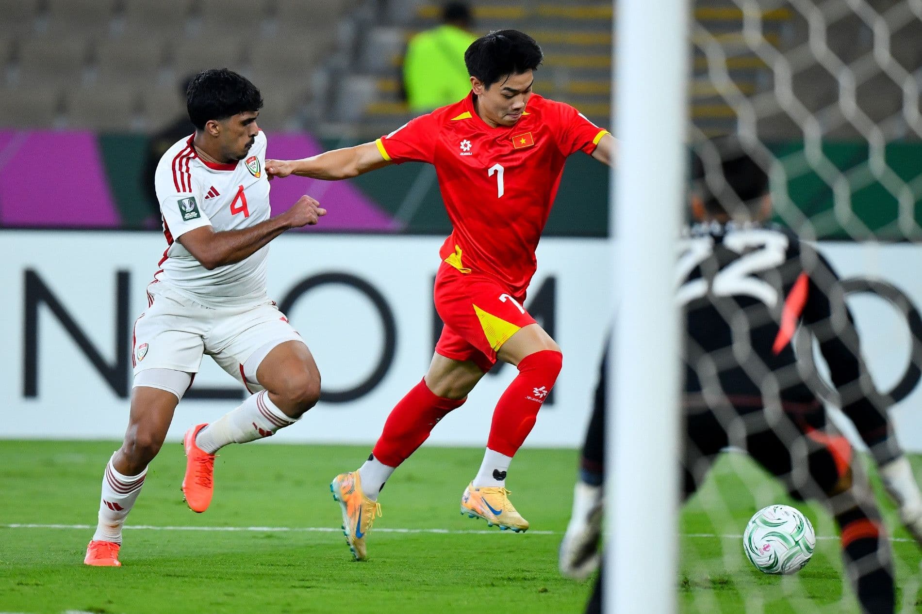 Cầu thủ Việt Nam thi đấu trên sân, thể hiện sự phát triển và khát vọng của V-League trong tương lai