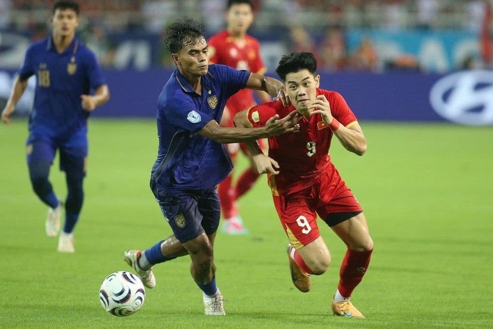 Cầu thủ Việt Nam tranh chấp bóng trong trận đấu, thể hiện nỗ lực sau những thành công ở ASEAN Cup.