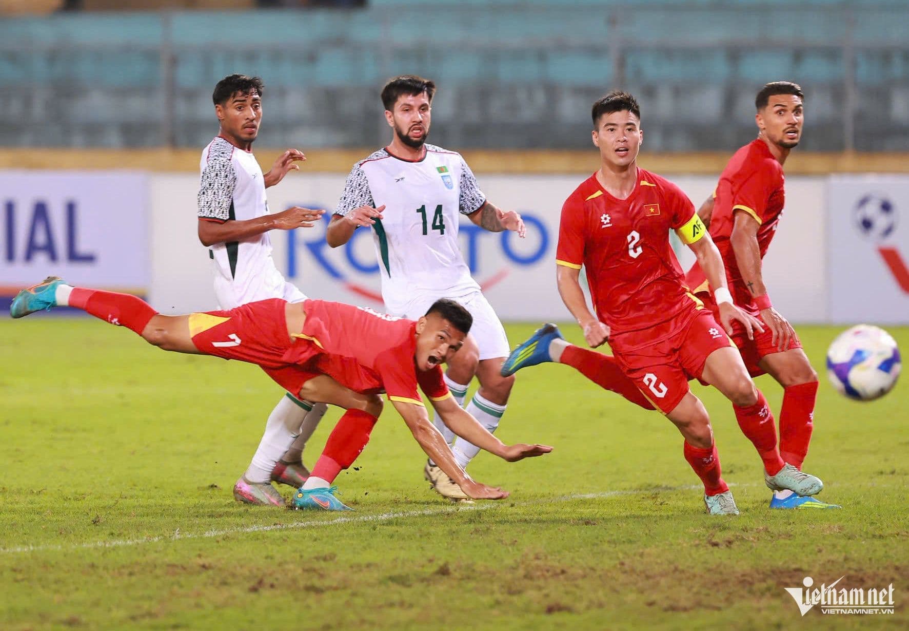 Cầu thủ Việt Nam tranh chấp bóng với đối thủ Bangladesh trong trận đấu