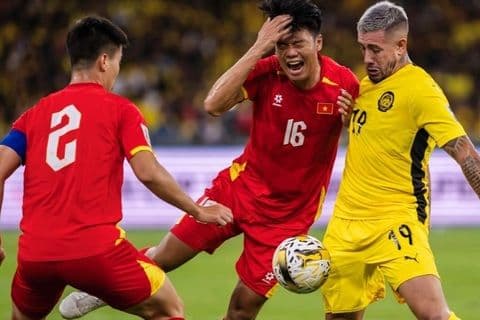 Cầu thủ Việt Nam trong khoảnh khắc thi đấu quyết liệt, tượng trưng cho tinh thần vượt khó và khát khao chiến thắng của thể thao Việt Nam.