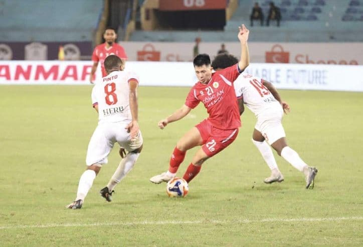 Cầu thủ Việt Nam trong một trận đấu, tượng trưng cho tầm quan trọng của các giải đấu khu vực ASEAN.