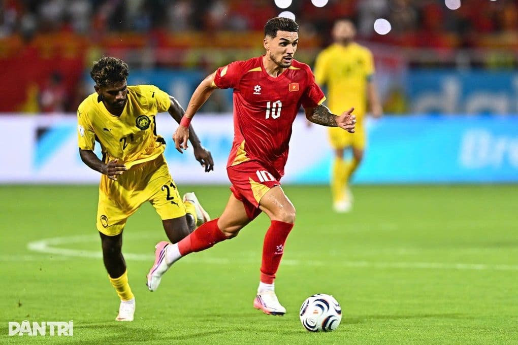Cầu thủ Việt Nam trong trận đấu bóng đá tại ASEAN Cup