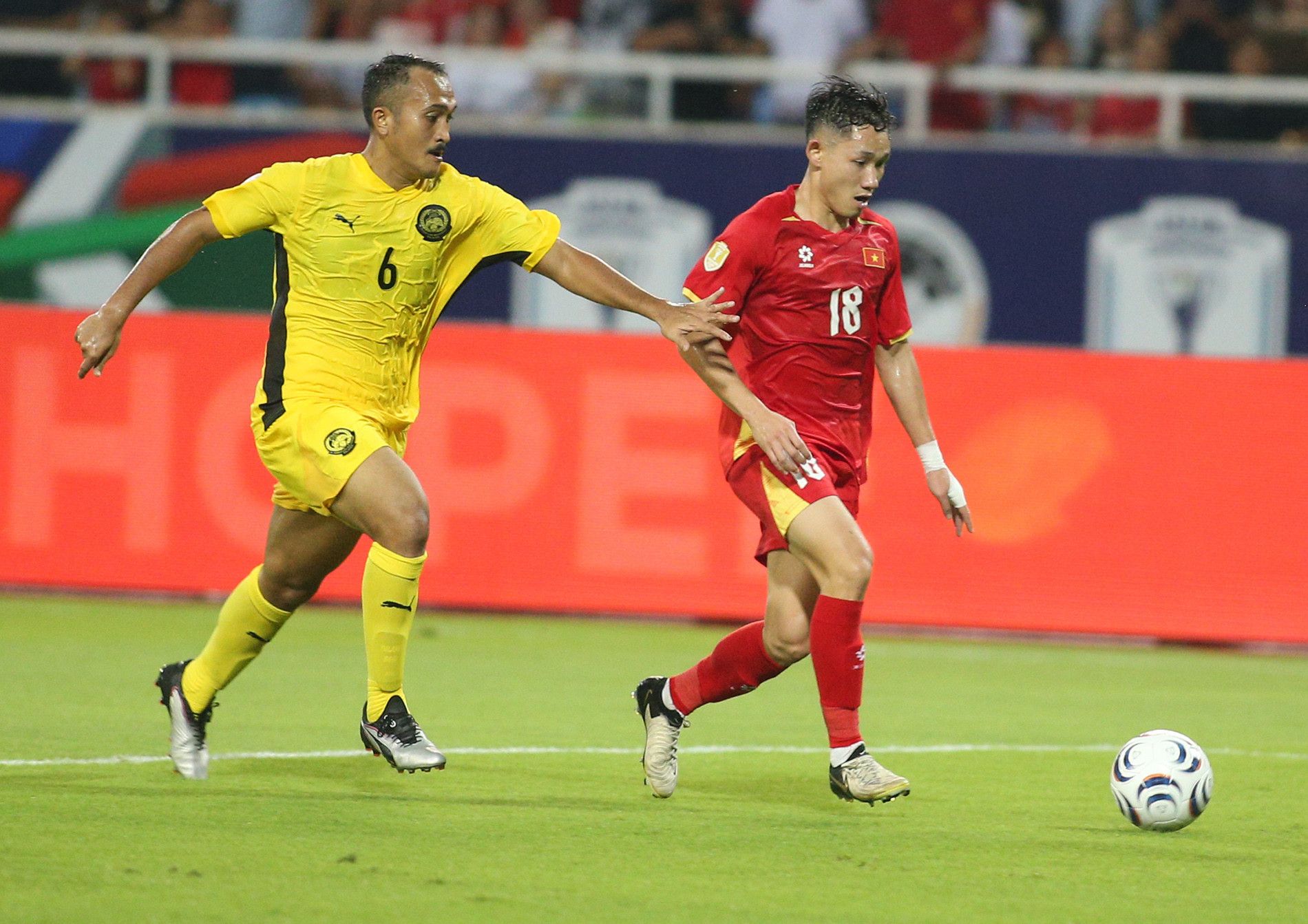Cầu thủ Việt Nam và Malaysia tranh bóng quyết liệt trong trận đấu FIFA ASEAN Cup 2026.