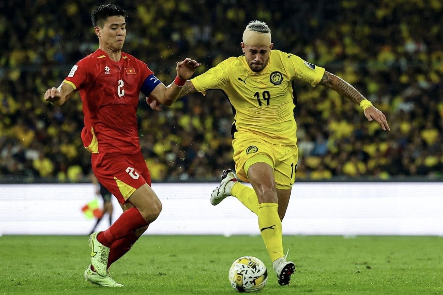 Cầu thủ Việt Nam và Malaysia tranh bóng trong trận đấu