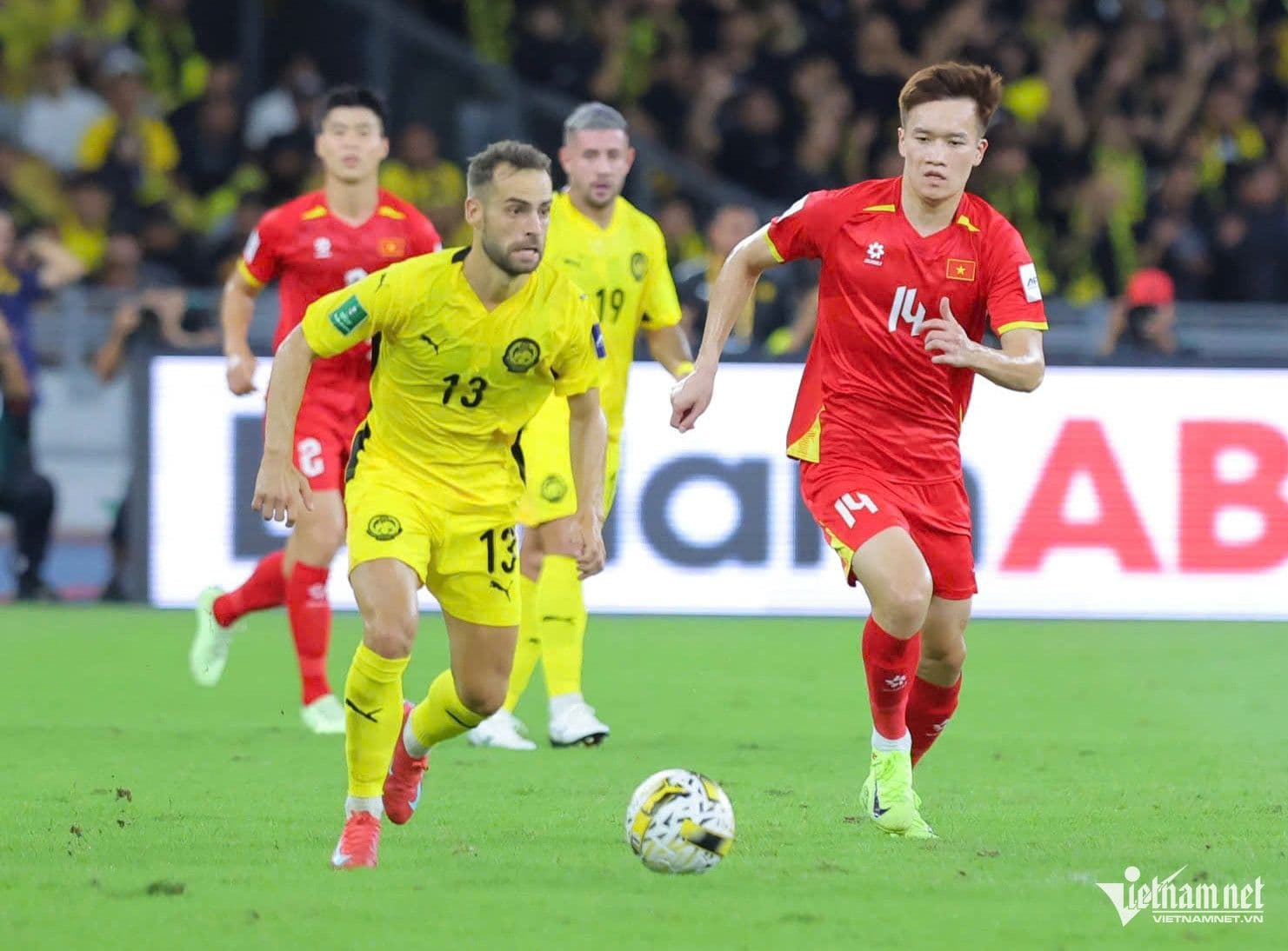 Cầu thủ Việt Nam và Malaysia tranh bóng trong trận đấu vòng loại Cúp châu Á, minh họa vụ bê bối nhập tịch