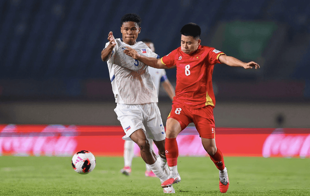 Cầu thủ Việt Nam và Philippines tranh bóng trong trận đấu FIFA ASEAN Cup 2026.