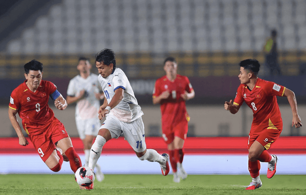 Cầu thủ Việt Nam và Philippines tranh tài trên sân cỏ FIFA ASEAN Cup 2026.
