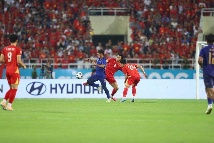 Cầu thủ Việt Nam và Thái Lan tranh bóng quyết liệt trong trận chung kết ASEAN Cup.