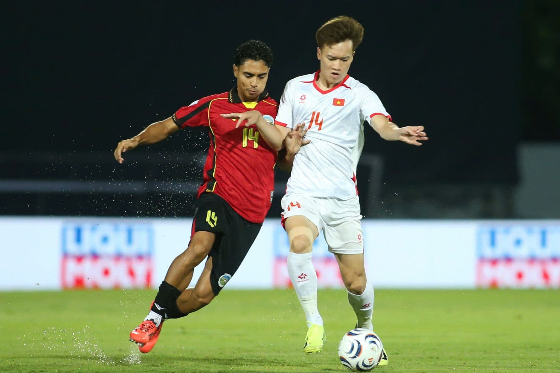 Cầu thủ Việt Nam và Timor Leste tranh bóng trong trận đấu tại ASEAN Cup 2026