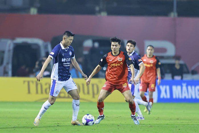 Cầu thủ Văn Long của SHB Đà Nẵng trong một pha tranh chấp bóng, thể hiện tinh thần thi đấu quyết liệt.