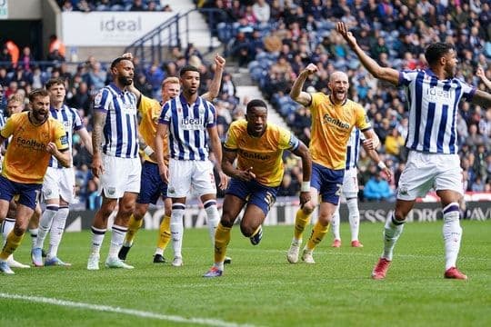 Cầu thủ West Brom và Derby County ăn mừng bàn thắng trong trận đấu thuộc giải Hạng Nhất Anh.