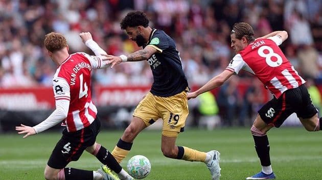 Cầu thủ West Ham bị cầu thủ Brentford truy cản trong trận đấu căng thẳng.