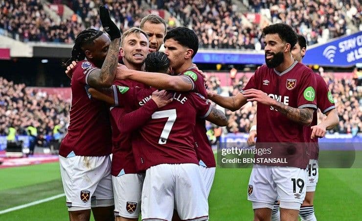 Cầu thủ West Ham ăn mừng bàn thắng trong trận đấu, thể hiện tinh thần vượt khó của 'Búa Tạ'.