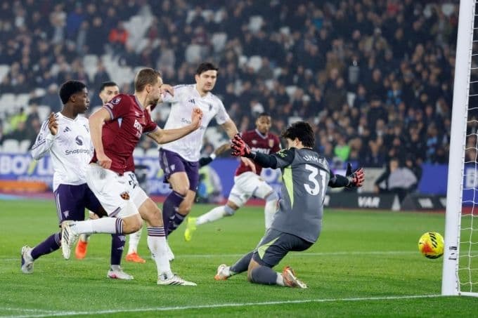 Cầu thủ West Ham Tomas Soucek ghi bàn vào lưới Man Utd.