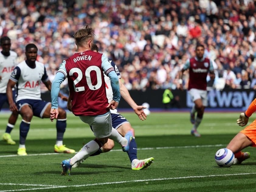 Cầu thủ West Ham và Tottenham tranh chấp bóng quyết liệt trong trận derby London tại Ngoại hạng Anh.