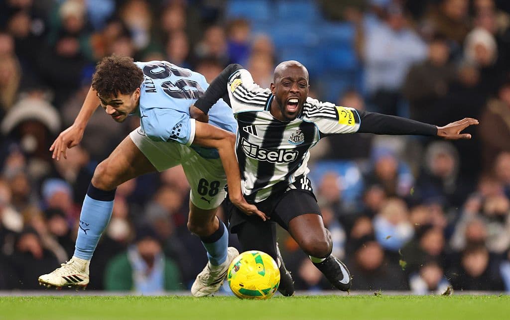 Cầu thủ Wissa của Newcastle ngã trong vòng cấm sau pha tranh chấp, phản ánh nỗ lực và khó khăn của đội.