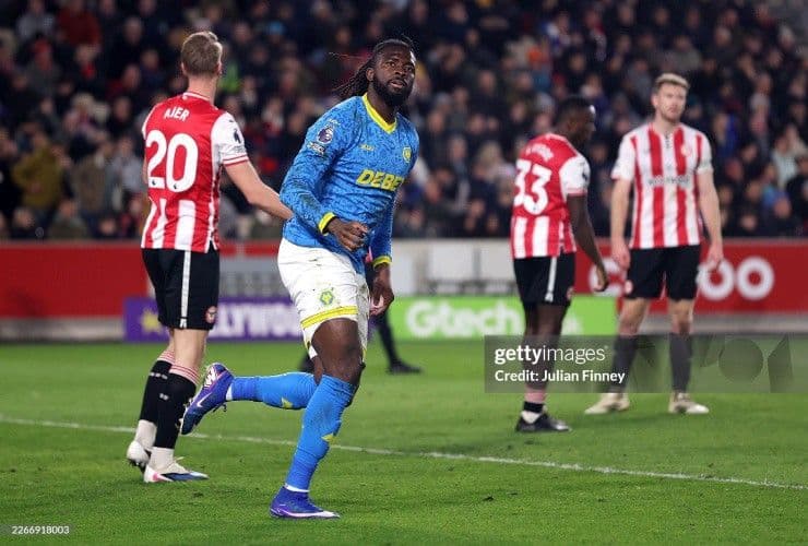 Cầu thủ Wolverhampton ăn mừng sau khi ngược dòng giành 1 điểm trên sân Brentford
