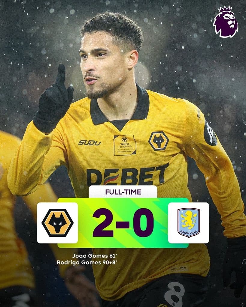 Cầu thủ Wolves ăn mừng bàn thắng với bảng tỷ số 2-0 trước Aston Villa tại Molineux