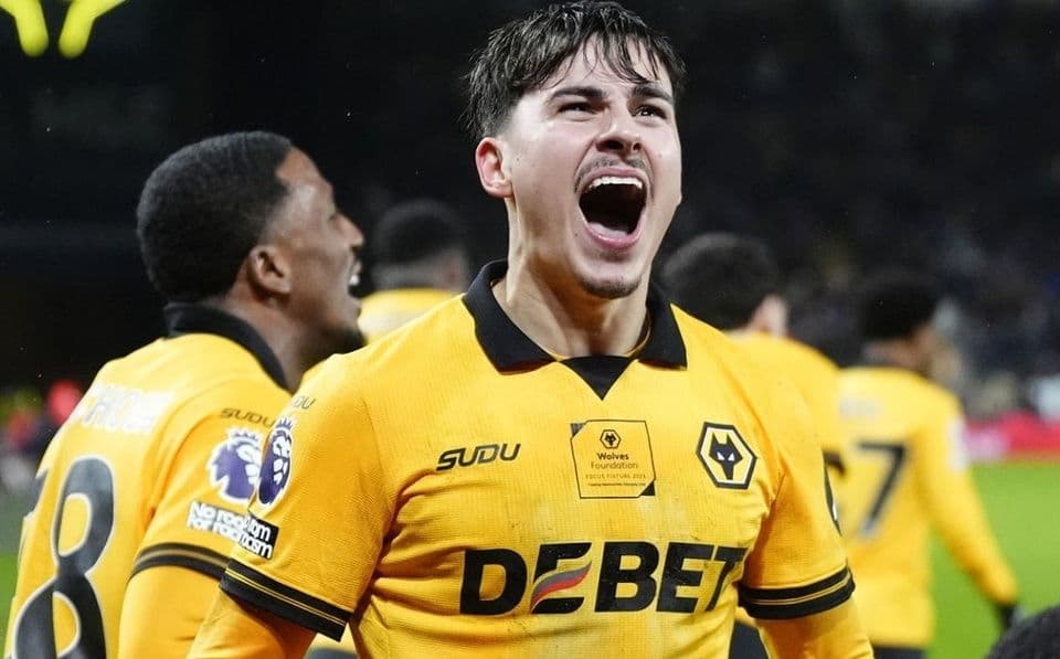 Cầu thủ Wolves ăn mừng chiến thắng đầy cảm xúc, thể hiện tinh thần quật cường của đội