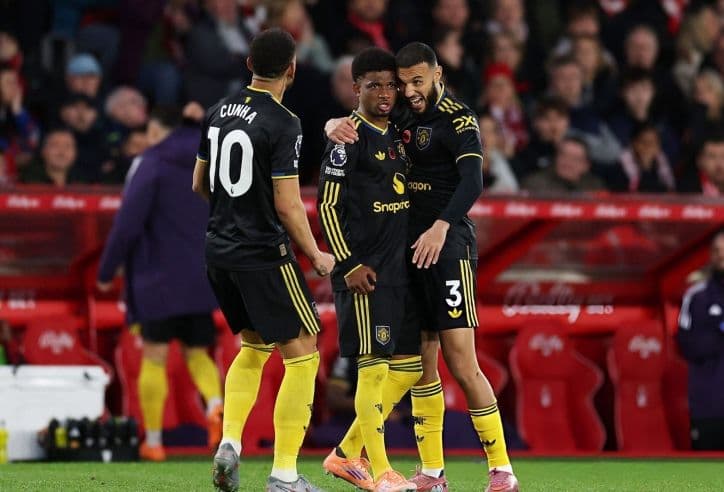 Cầu thủ Wolves trên sân cỏ, thể hiện sự quyết tâm trong trận đấu trụ hạng.