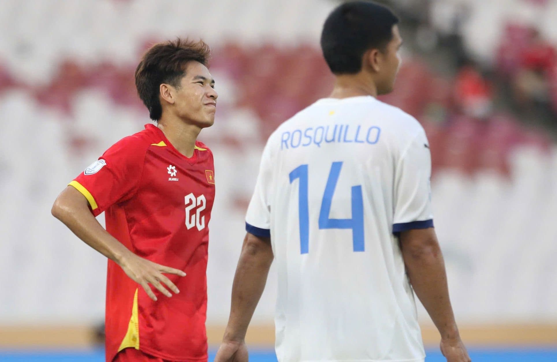 Cầu thủ Xuân Bắc của U23 Việt Nam dẫn bóng trong trận đấu