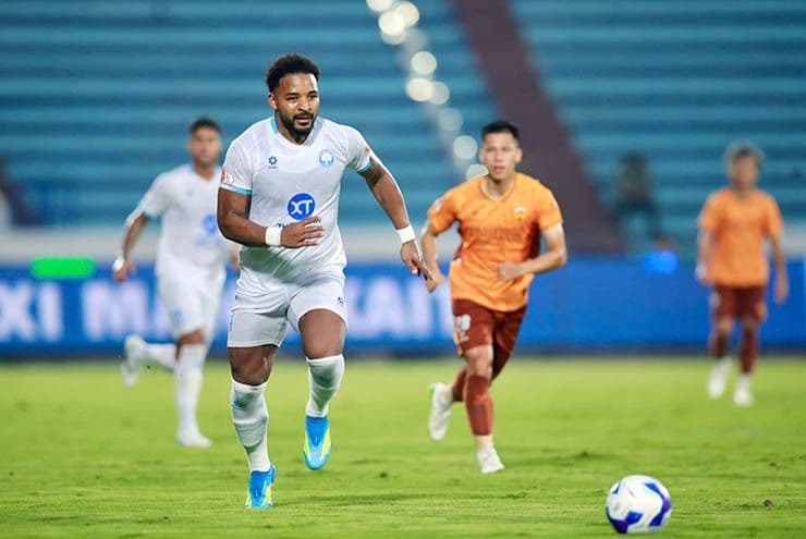 Cầu thủ Xuân Son của Thép Xanh Nam Định trong pha tấn công đầu trận