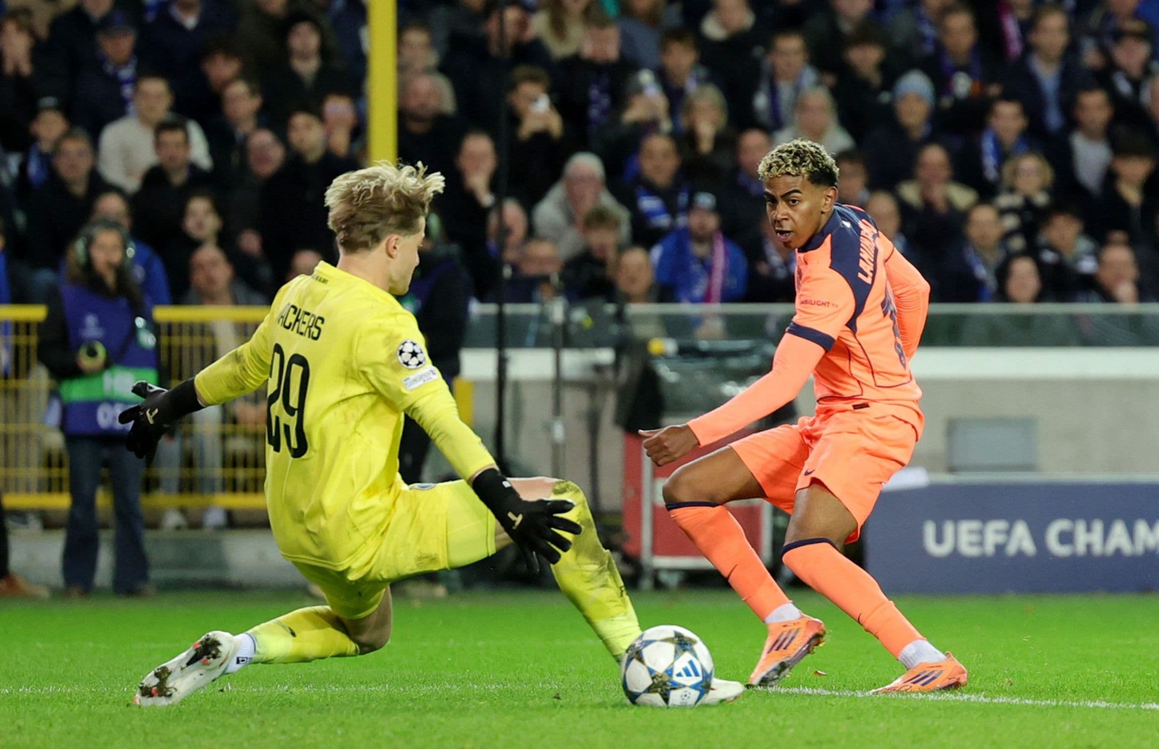 Cầu thủ Yamal của Barcelona nỗ lực tấn công, thể hiện dấu ấn cá nhân trong lối chơi.