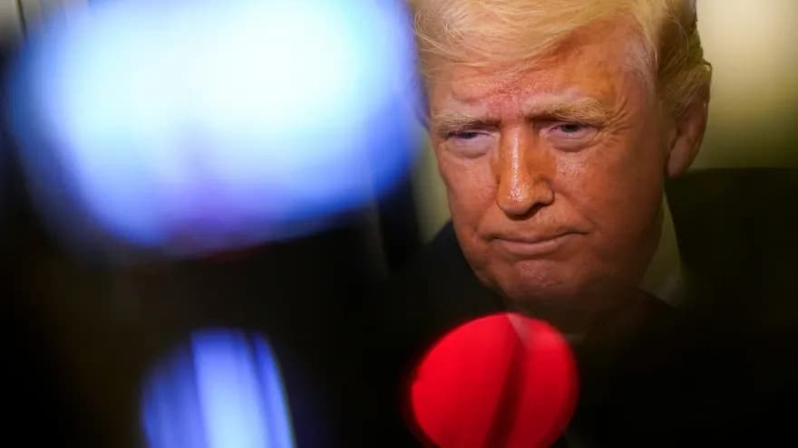 Cựu Tổng thống Donald Trump với vẻ mặt suy tư, phản ánh triết lý 'Nước Mỹ trên hết' và những phép thử cân bằng trong chính sách đối ngoại đơn phương của ông.