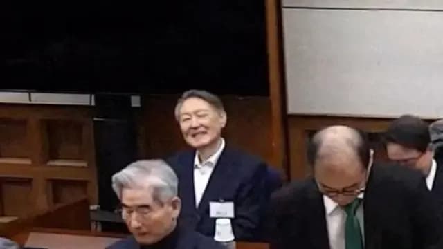 Cựu Tổng thống Hàn Quốc Yoon Suk Yeol tại Tòa án Trung ương Seoul vào ngày ông bị tuyên án tù chung thân.