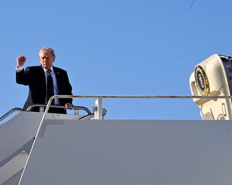 Cựu Tổng thống Mỹ Donald Trump trên chuyên cơ Air Force One, tượng trưng cho vai trò của Mỹ trong quan hệ với Israel.