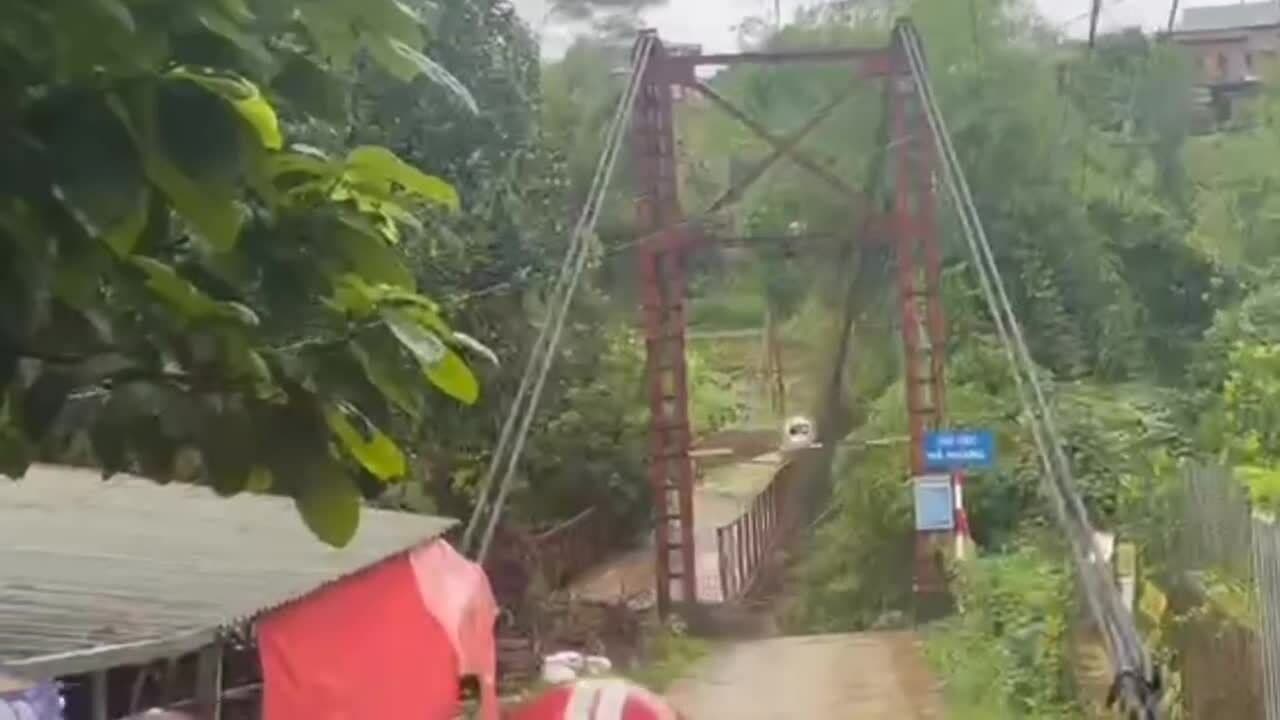 Cầu treo Nà Hoàng bị đứt cáp do mưa lũ cuốn trôi, minh chứng cho sự tàn phá của thiên tai.