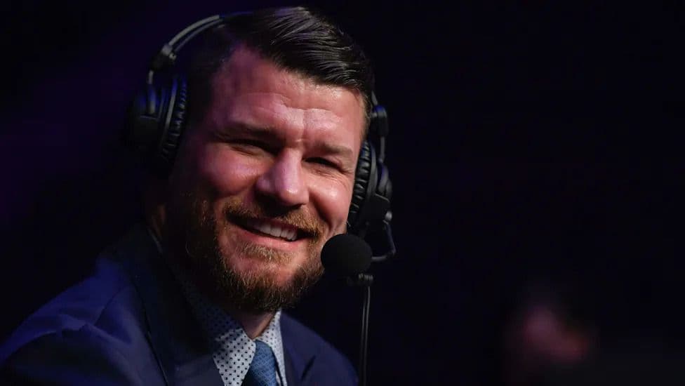 Cựu vô địch UFC Michael Bisping trong vai trò bình luận viên hoặc chuyên gia phân tích.