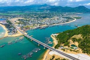 Cầu vượt biển và thị trấn ven biển Phú Yên, thể hiện sự phát triển hạ tầng và vẻ đẹp tự nhiên của Xứ Nẫu.
