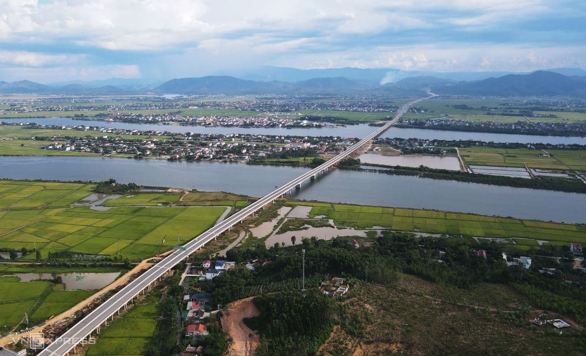 Cầu vượt sông dài hiện đại kết nối các vùng miền, biểu tượng cho sự phát triển hạ tầng quốc gia.