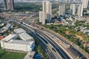 Cầu vượt và đường cao tốc hiện đại, biểu tượng cho sự phát triển cơ sở hạ tầng và kinh tế số của Việt Nam.
