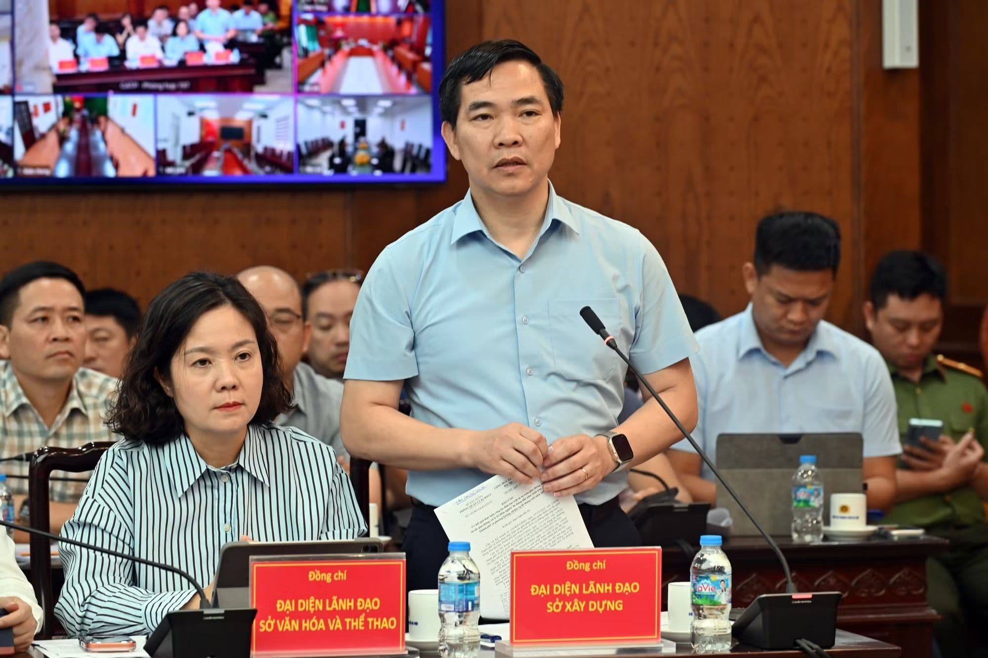 Cuộc họp bàn về giải pháp giao thông với màn hình giám sát đa chiều.