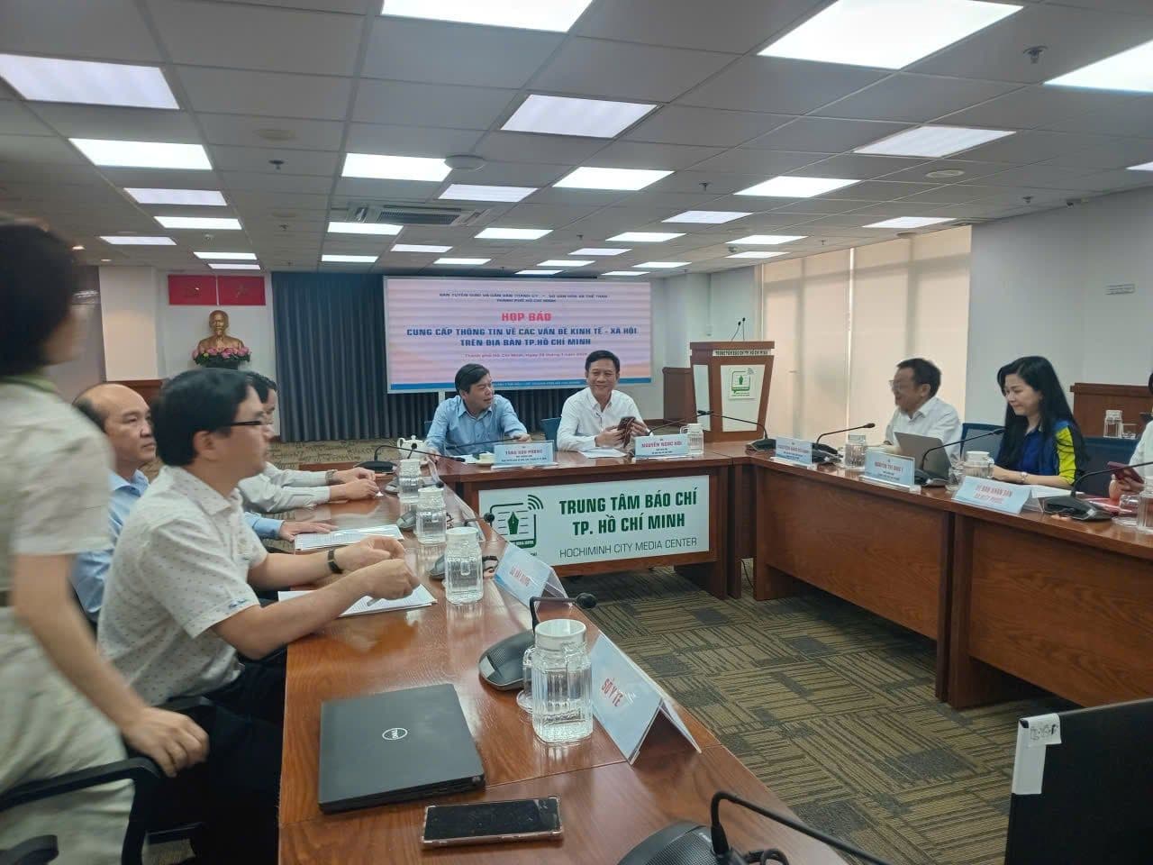 Cuộc họp báo về an toàn thực phẩm học đường, phản ánh nỗi lo của phụ huynh về chất lượng bữa ăn cho con em.